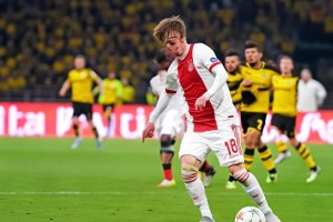 欧冠小组赛：阿贾克斯客场2-1击败多特蒙德